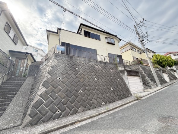 ふりそそぐ陽射しと青空を背景に、更なる美しさを醸す開放的な空間。