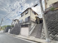 爽やかな青空の下に贅沢なほどに降り注ぐ陽光、豊かな居住性と、クオリティが見事に調和した住空間は、住まうことの喜びを感じさせてくれ