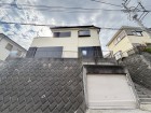 住む人を映し出す洗練された佇まいは、いつまでも輝き続けながらいつしか街の風景に溶け込んでいきます。