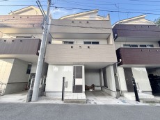 爽やかな青空の下に贅沢なほどに降り注ぐ陽光、豊かな居住性と、クオリティが見事に調和した住空間は、住まうことの喜びを感じさせてくれ