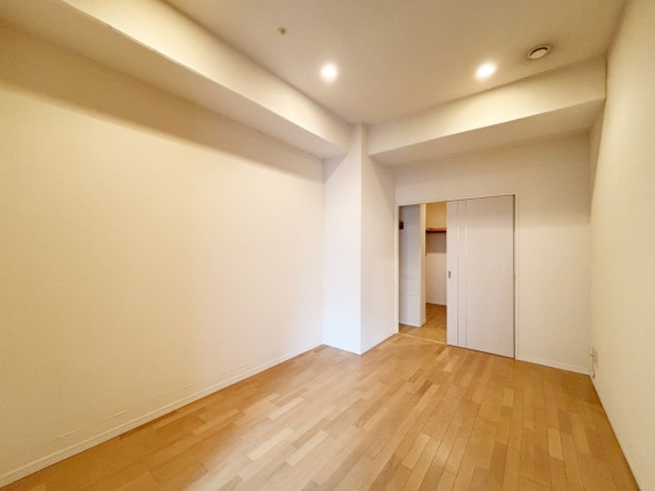 フローリングの部屋は清潔感があり、日々のお掃除も楽で助かりますね！