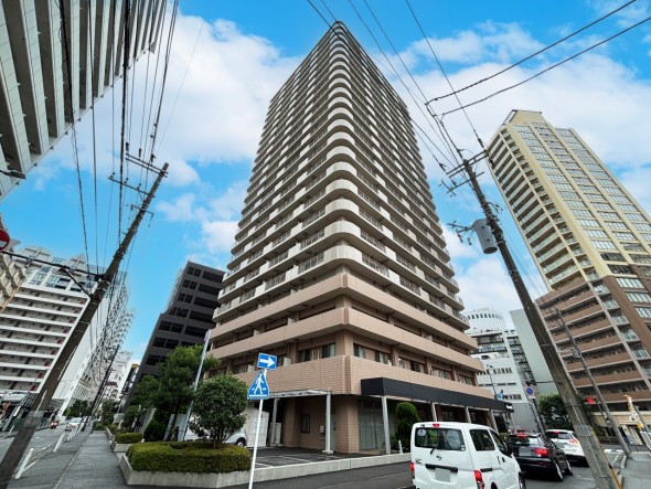 爽やかな青空の下に贅沢なほどに降り注ぐ陽光、豊かな居住性と、クオリティが見事に調和した住空間は、住まうことの喜びを感じさせてくれ