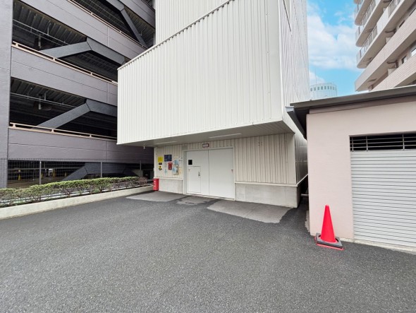 敷地内駐車場もございます。空き状況等はお気軽にお問い合わせください。