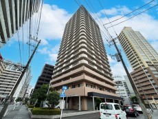 爽やかな青空の下に贅沢なほどに降り注ぐ陽光、豊かな居住性と、クオリティが見事に調和した住空間は、住まうことの喜びを感じさせてくれ