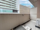 日差しの差し込むバルコニー