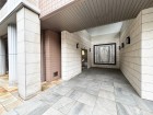 お客様をお迎えする玄関は落ち着いた雰囲気。帰り着くたびに洗練されたテイストの空間に迎えられ誇りと喜びを感じる玄関まわりです。