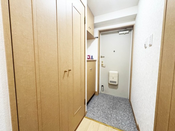 玄関横にはシューズボックスもございます。