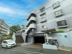 爽やかな青空の下に贅沢なほどに降り注ぐ陽光、豊かな居住性と、クオリティが見事に調和した住空間は、住まうことの喜びを感じさせてくれ