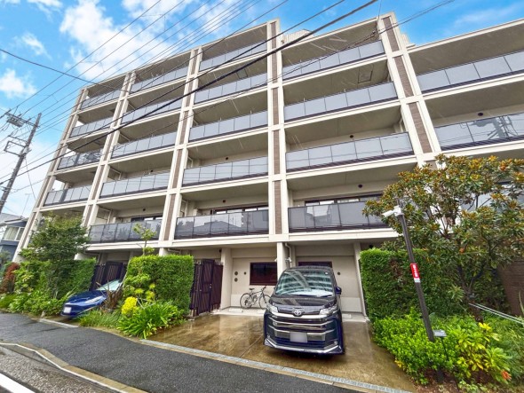 マンション外観。生活利便性に優れた立地環境。