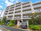 マンション外観。生活利便性に優れた立地環境。