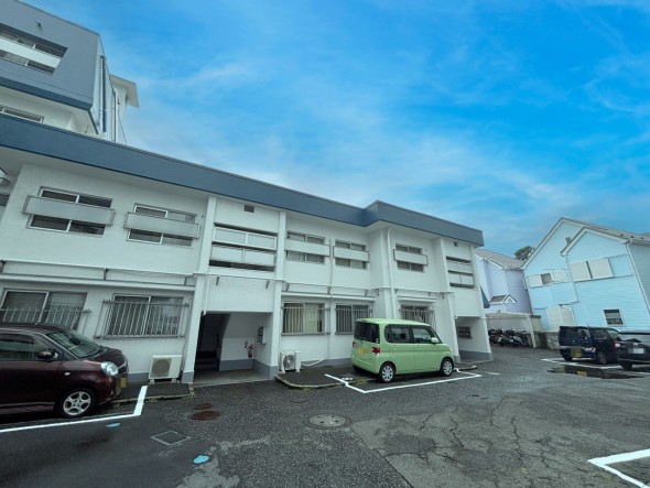 マンション外観。生活利便性に優れた立地環境。
