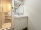 十分な大きさの洗面台は、身だしなみチェックや歯磨きなど、朝の慌ただしい時間でも余裕とゆとりを感じて頂けます。