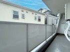 日差しの差し込むバルコニー