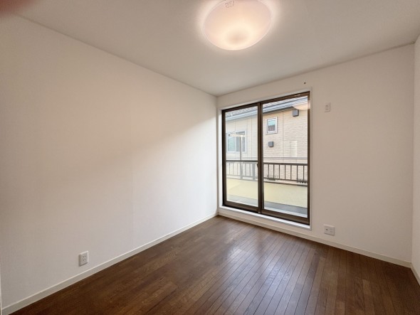 フローリングの部屋は清潔感があり、日々のお掃除も楽で助かりますね！