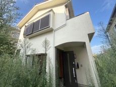 爽やかな青空の下に贅沢なほどに降り注ぐ陽光、豊かな居住性と、クオリティが見事に調和した住空間は、住まうことの喜びを感じさせてくれ