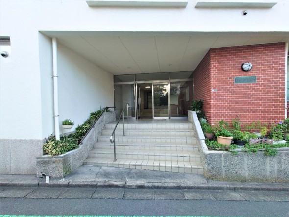 マンション外観。生活利便性に優れた立地環境。