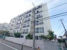 駅から徒歩7分の立地にあるマンションです。生活施設が付近に多数あるので便利です。