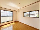 フローリングの部屋は清潔感があり、日々のお掃除も楽で助かりますね！