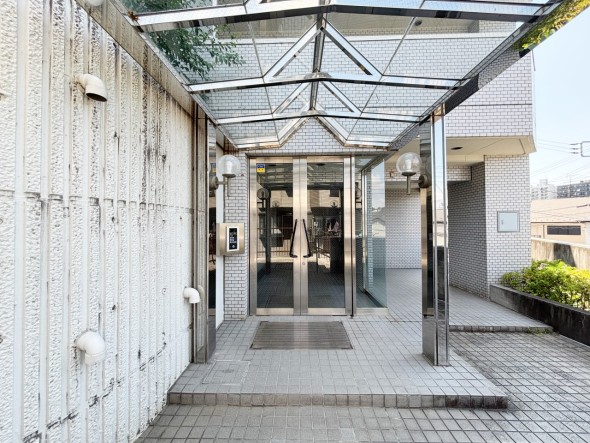 お客様をお迎えする玄関は落ち着いた雰囲気。帰り着くたびに洗練されたテイストの空間に迎えられ誇りと喜びを感じる玄関まわりです。