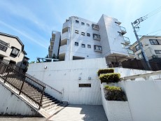 爽やかな青空の下に贅沢なほどに降り注ぐ陽光、豊かな居住性と、クオリティが見事に調和した住空間は、住まうことの喜びを感じさせてくれ