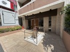 お客様をお迎えするエントランスは落ち着いた雰囲気。