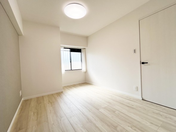 洋室4.6帖。フローリングの部屋は清潔感があり、日々のお掃除も楽で助かります。