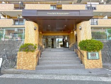 マンション外観。生活利便性に優れた立地環境。