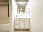 真っ白な洗面台で、気持ちの良い朝を迎えられそうです。