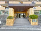 マンション外観。生活利便性に優れた立地環境。