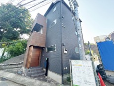 周辺は閑静な住宅街につき落ち着いた環境です。