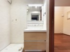 十分な大きさの洗面台は、身だしなみチェックや歯磨きなど、朝の慌ただしい時間でも余裕とゆとりを感じて頂けます。