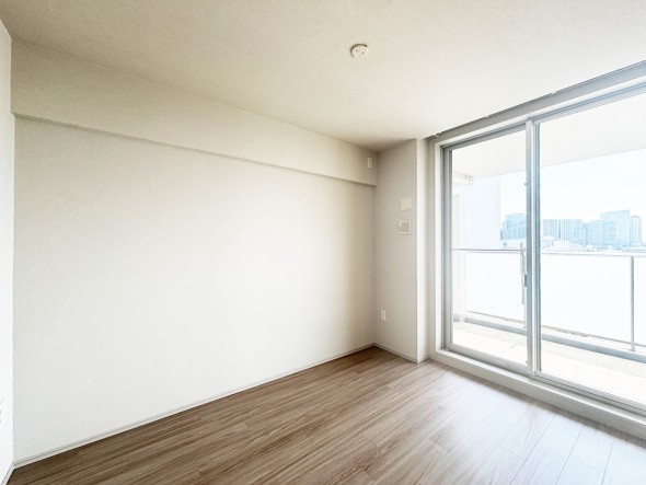 洋室5帖。明るくあたたかな居室では、朝の目覚めも気持ちよく起きられます。