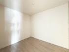 洋室4.5帖。フローリングの部屋は清潔感があり、日々のお掃除も楽で助かります。