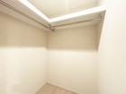 たっぷり入るウォークインクローゼットは奥行きがあるのでたくさん収納できます。