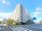 マンション外観。生活利便性に優れた立地環境。