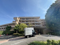 爽やかな青空の下に贅沢なほどに降り注ぐ陽光、豊かな居住性と、クオリティが見事に調和した住空間は、住まうことの喜びを感じさせてくれ