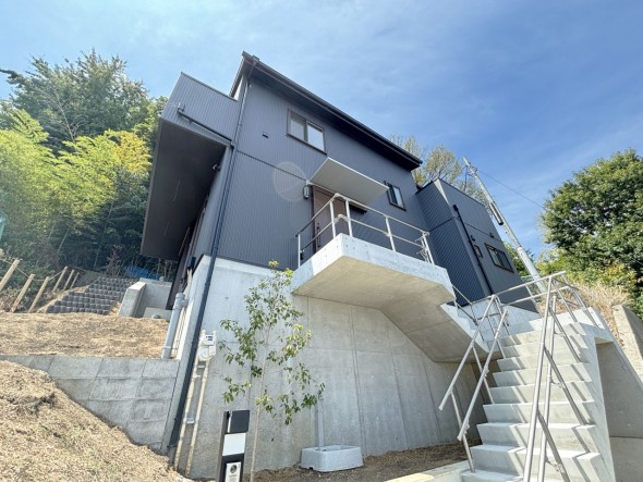 爽やかな青空の下に贅沢なほどに降り注ぐ陽光、豊かな居住性と、クオリティが見事に調和した住空間は、住まうことの喜びを感じさせてくれ