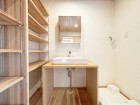 十分な大きさの洗面台は、身だしなみチェックや歯磨きなど、朝の慌ただしい時間でも余裕とゆとりを感じて頂けます。