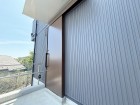 お客様をお迎えする玄関は落ち着いた雰囲気。