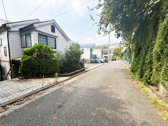 前面道路は車通りの少ない道です。小さなお子様も安心してお過ごしいただけます。