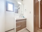 十分な大きさの洗面台は、身だしなみチェックや歯磨きなど、朝の慌ただしい時間でも余裕とゆとりを感じて頂けます。
