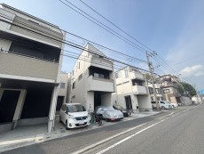 爽やかな青空の下に贅沢なほどに降り注ぐ陽光、豊かな居住性と、クオリティが見事に調和した住空間は、住まうことの喜びを感じさせてくれ