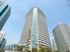 爽やかな青空の下に贅沢なほどに降り注ぐ陽光、豊かな居住性と、クオリティが見事に調和した住空間は、住まうことの喜びを感じさせてくれ