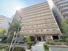 爽やかな青空の下に贅沢なほどに降り注ぐ陽光、豊かな居住性と、クオリティが見事に調和した住空間は、住まうことの喜びを感じさせてくれ