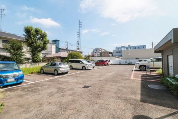 敷地内駐車場がございます。空き状況等に関しましてはお気軽にお問い合わせください。