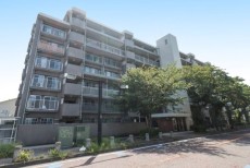 マンション外観。生活利便性に優れた立地環境。