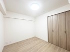 洋室4.8帖。フローリングの部屋は清潔感があり、日々のお掃除も楽で助かります。
