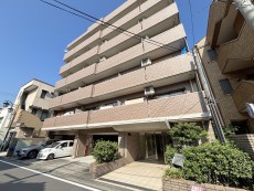 爽やかな青空の下に贅沢なほどに降り注ぐ陽光、豊かな居住性と、クオリティが見事に調和した住空間は、住まうことの喜びを感じさせてくれ
