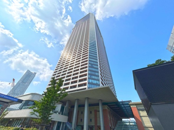 爽やかな青空の下に贅沢なほどに降り注ぐ陽光、豊かな居住性と、クオリティが見事に調和した住空間は、住まうことの喜びを感じさせてくれ