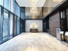 とても広々としたエントランスホールが、訪問者を温かく迎え入れてくれる空間を演出。